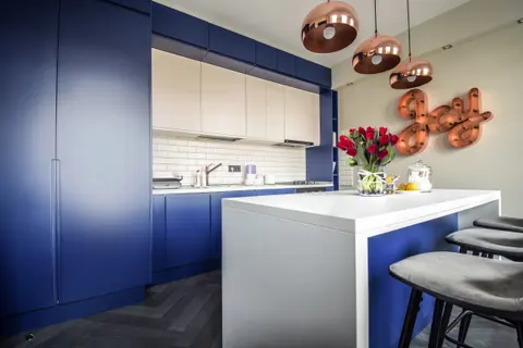 Kitchen & peninsula