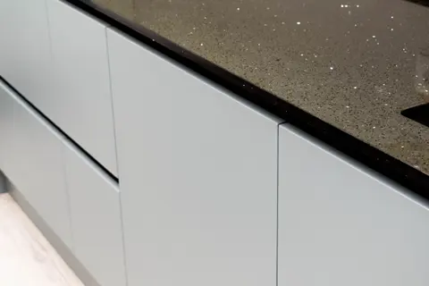 Front & worktop detail