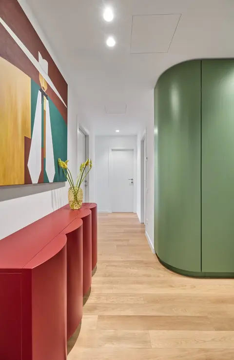 Console & curved cabinet