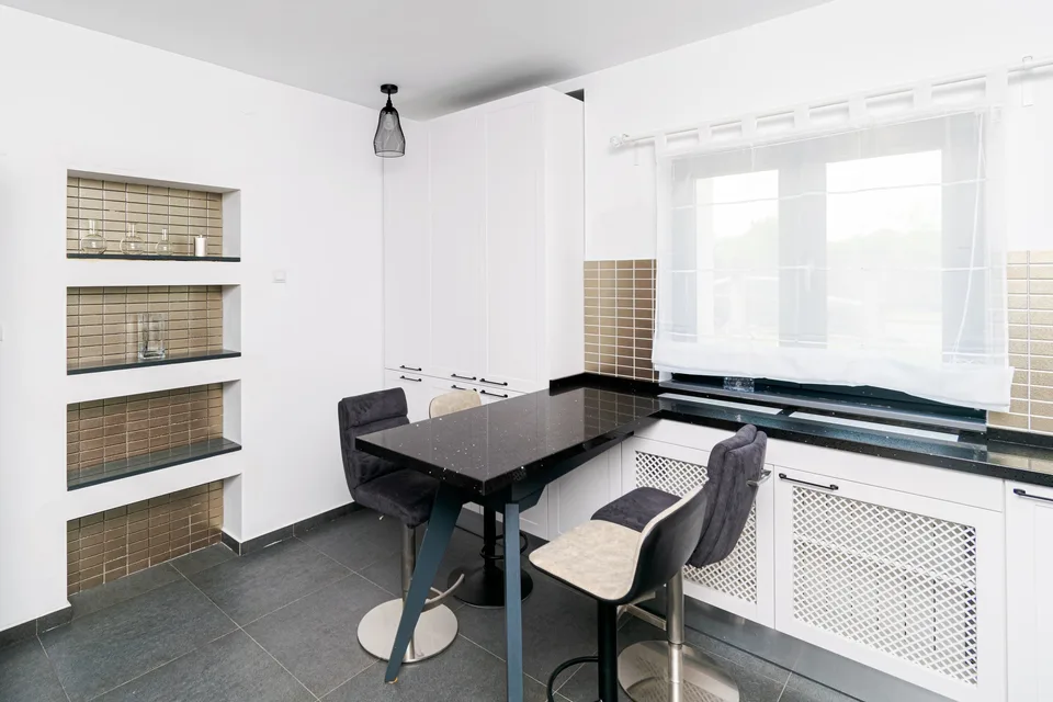 Kitchen & dining
