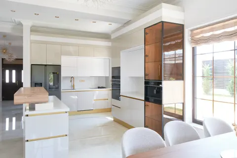 Kitchen island & glazed cabinet