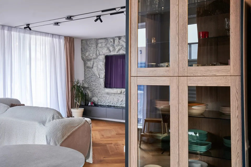Living room & glazed cabinets